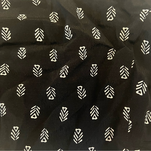 Forever 21 Black White Print Crop Top NEW WITH TAGS B3/19 - Picture 3 of 8